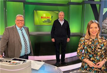 Nach der Live-Sendung gab es noch ein Erinnerungs-Foto mit den Moderatoren Michael Thürnau („Bingobär“, links) und Jule Gölsdorf.