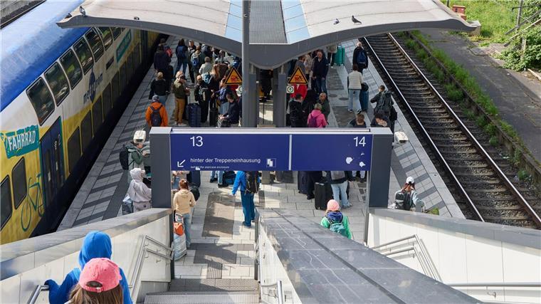 Nach der Messerattacke am Hamburger Hauptbahnhof wird eine Entlastung des oft überfüllten Verkehrsknotens gefordert. 