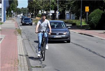 Nach der neuen Straßenverkehrsordnung müssten Autofahrer mindestens 1,5 Meter Abstand halten, wenn sie ein Fahrrad überholen.