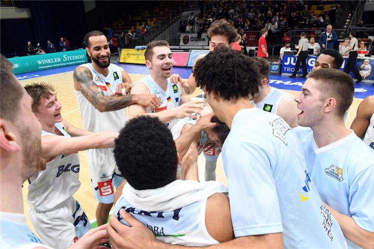 Eisbären nehmen gegen Schalke den zehnten Heimsieg ins Visier Nach der Niederlage beim ProA-Spitzenreiter Niners Chemnitz wollen die Eisbären Bremerhaven zurück in die Erfolgsspur. Am Montagabend kommt Schalke 04 in die Stadthalle.