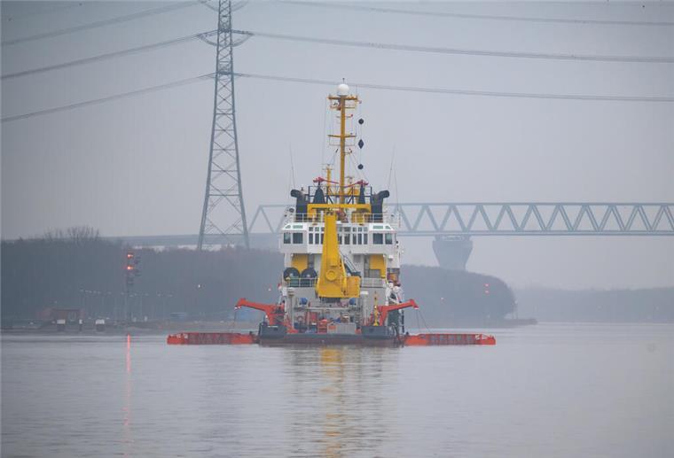Nord-Ostsee-Kanal bleibt über den Jahreswechsel gesperrt Das Schadstoffunfall-Bekämpfungsschiff Scharhörn fährt über das Wasser, um das Öl aufzunehmen.