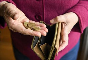 Man sieht die Hände einer alten Frau, die ein paar Euromünzen halten. Für viele Rentner gab es nach der Rentenerhöhung ein bitteres Erwachen.