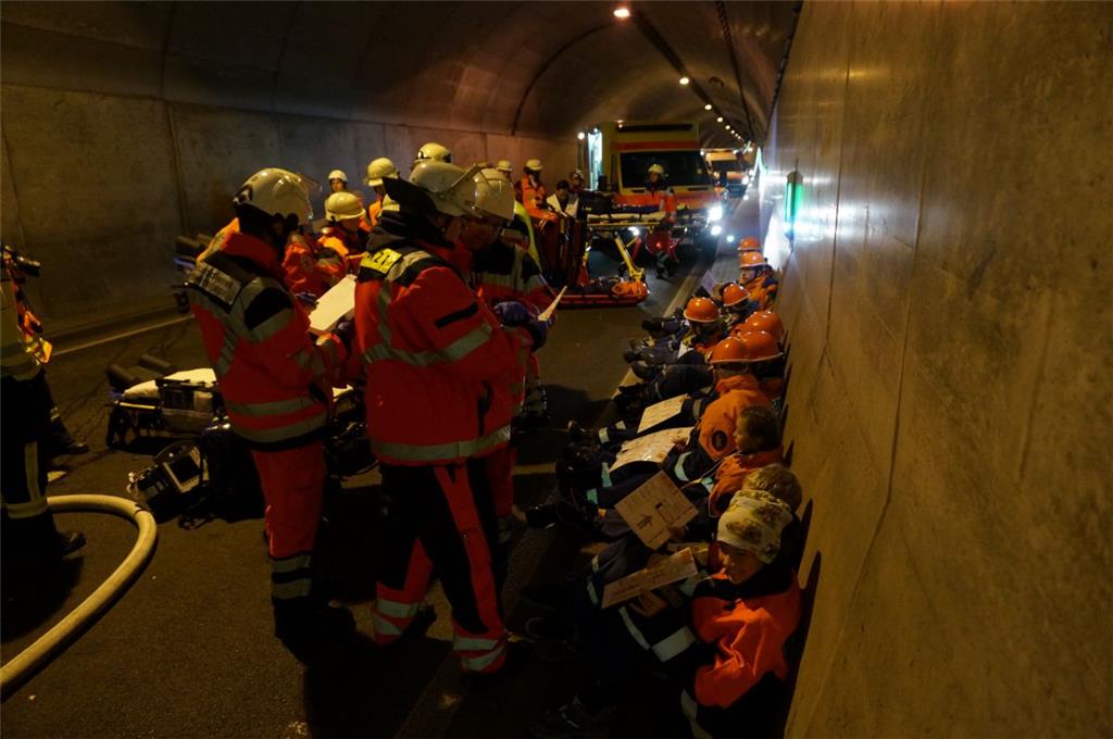 Nach der Rettung aus der Nordröhre wurden die Verletztendarsteller in der Südröh...