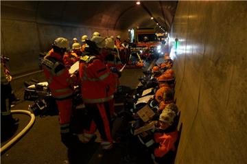 Nach der Rettung aus der Nordröhre wurden die Verletztendarsteller in der Südröh...