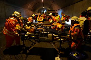 Nach der Rettung aus der Nordröhre wurden die Verletztendarsteller in der Südröh...