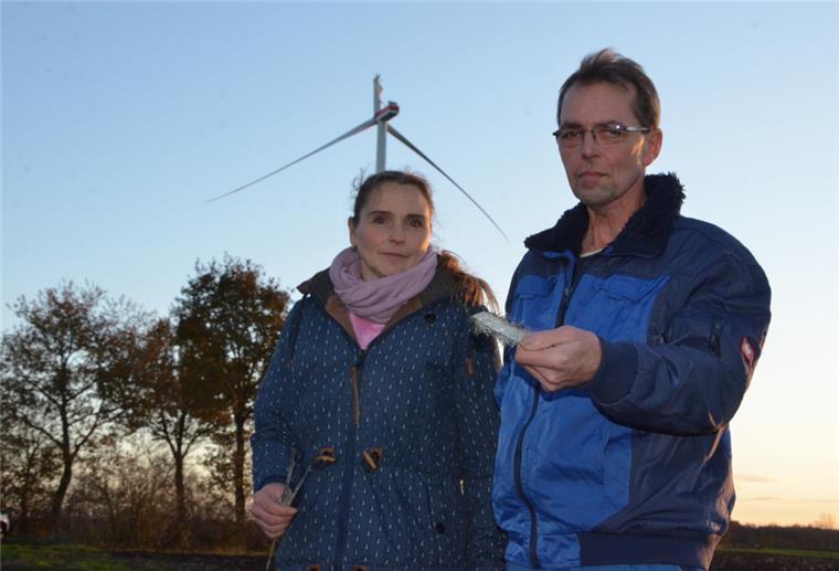 Alfstedt: Windrad-Fasern sind im ganzen Ort verteilt Nach der Rotorblatt-Havarie sind unzählige solcher Kunststoffteile und feinste Fasern auf den Flächen von Uwe und Karin Tiedemann gelandet. Das Ehepaar macht sich Sorgen um die zukünftige Bewirtschaftung. „Das Zeug bekommt man doch niemals wieder weg“, ärgern sie sich.