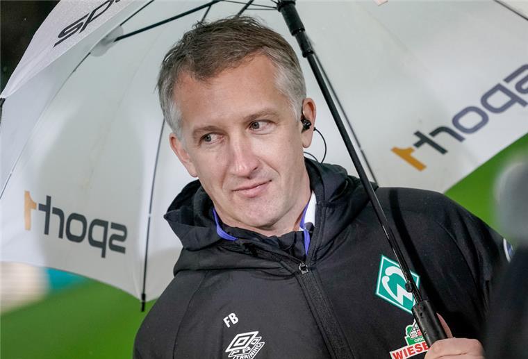 Nach der Rückkehr in die Fußball-Bundesliga erwartet Manager Frank Baumann eine schwere Saison für Werder Bremen.