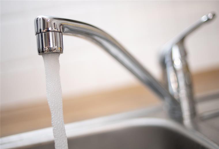 Legionellengefahr: Nach Urlaubsrückkehr Wasser laufen lassen Nach der Rückkehr in ein länger nicht genutztes Haus sollte man erst einmal sämtliche Wasserhähne aufdrehen.