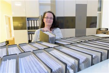 Nach der Schließung der Tagesklinik am Meer im Ärztehaus in Reinkenheide: Anästhesie-Schwester Franka Kaiser muss die Patientenakten einscannen. Die Papierordner kommen dann in den Schredder.