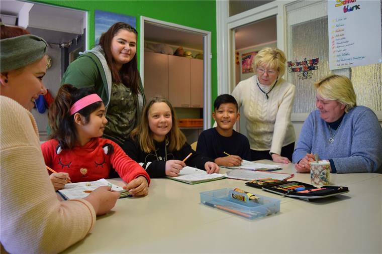 Nach der Schule sind erst die Hausaufgaben dran – auf verlässliche Abläufe wird in der Sonnenblume Wert gelegt: (von links) Denise Ischt, Narges, Janine Ischt, Fiona, Mostafa, Cornelia Rönnefahrt und Sandra Jaekel. 
