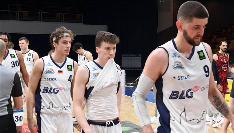 Die Eisbären gehen im Dreierregen der Giants unter Nach der sechsten Heimniederlage der Saison gehen die Eisbären-Profis (von links) Lennard Larysz, Matt Frierson und Matt Freeman zerknirscht in die Kabine.