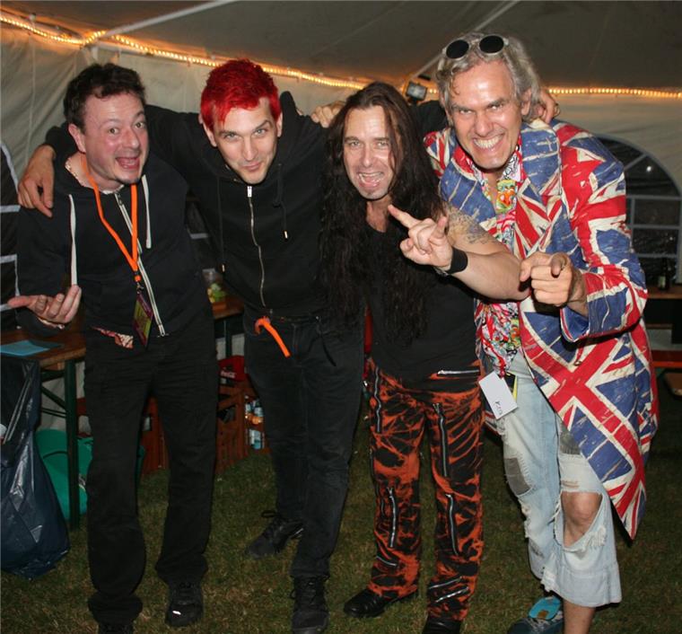 Nach der Show ist vor der vor der Show. Keine Ermüdungserscheinungen zeigten "Die Toten Ärzte" Backstage nach ihrem Auftritt.