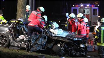 Nach der Sprengung eines Geldautomaten in Meppen sind die Täter auf der Flucht mit ihrem Wagen verunglückt. Einer starb, ein weiterer wurde schwer verletzt. 