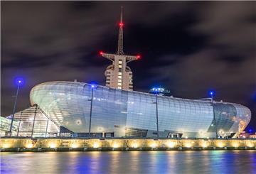 Das Klimahaus in Bremerhaven bei Nacht mit Beleuchtung.