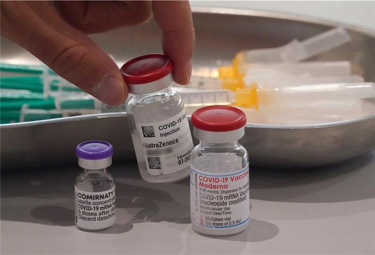 Zweitimpfung mit Biontech? So bucht man richtig um Nach der überraschenden Äußerung der Ständigen Impfkommission beim Robert Koch-Institut zu Astrazeneca sollen alle mit einer ersten Impfung dieser Art nun eine Zweitimpfung mit Biontech oder Moderna bekommen.
