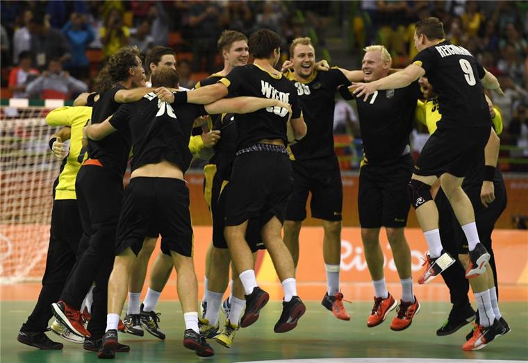 Die deutschen Handballer jubeln über Bronze Nach der unglücklichen Niederlage gegen Frankreich im Halbfinale hatten Deutschlands Handballer doch noch Grund zum Jubeln.