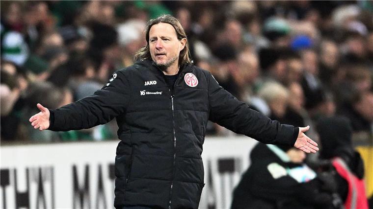 Turbulentes Spiel in Bremen: Beide Trainer jetzt gesperrt Nach der vierten Gelben Karte gesperrt: Der Mainzer Trainer Bo Henriksen.