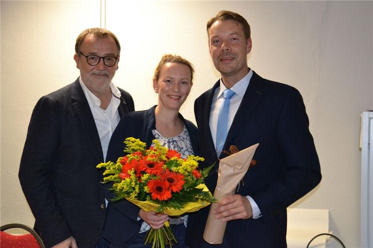 SPD-Mann Henning Fricke will das Zevener Rathaus erobern Nach der Wahl zum SPD-Samtgemeindebürgermeister-Kandidaten überreichte der Vorsitzende des SPD-Ortsvereins Zeven, Michael Solty (links), ein Präsent an Henning Fricke und einen Blumenstrauß an dessen Ehefrau Sabine.