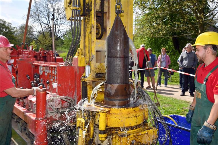 Nach dieser Probebohrung war am Graben Moorhöfe war klar: Im Gebiet rund um das ehemalige Wasserwerk Wulsdorf gibt es mehr Grundwasser als gedacht. Das und die rechtliche Situation macht eine Entwässerung schwierig.