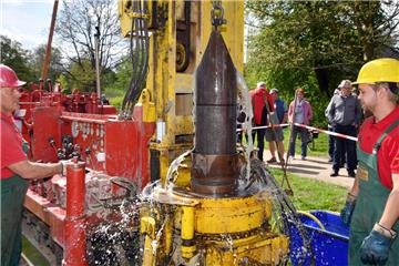 Nach dieser Probebohrung war am Graben Moorhöfe war klar: Im Gebiet rund um das ehemalige Wasserwerk Wulsdorf gibt es mehr Grundwasser als gedacht. Das und die rechtliche Situation macht eine Entwässerung schwierig.