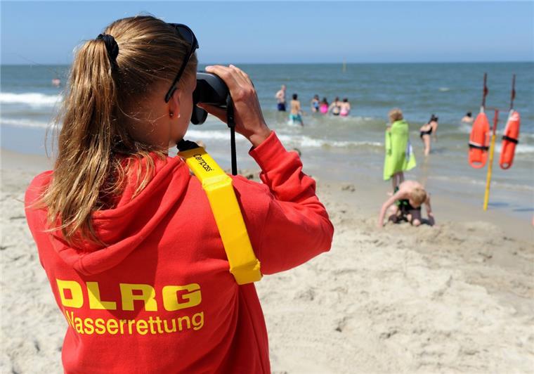 DLRG: Bisher weniger tödliche Badeunfälle in Niedersachsen Nach DLRG-Angaben sind bei Badeunfällen in Niedersachsen in diesem Jahr deutlich weniger Menschen gestorben als 2016.