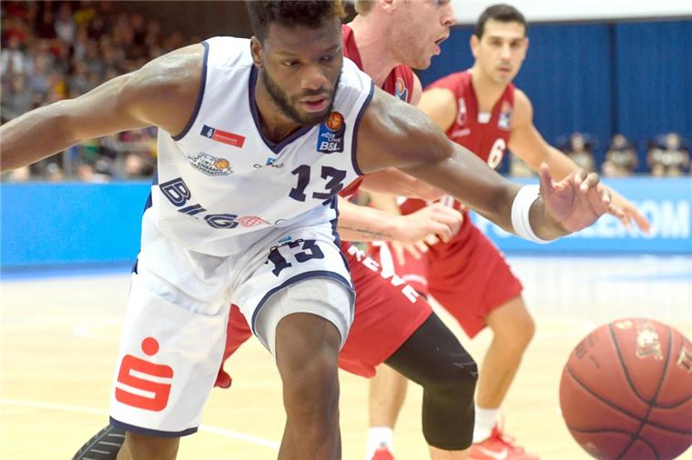 Nach drei Niederlagen in Folge sehnen sich Quincy Diggs (links) und die Eisbären Bremerhaven nach einem Erfolgserlebnis.   Foto Scheer