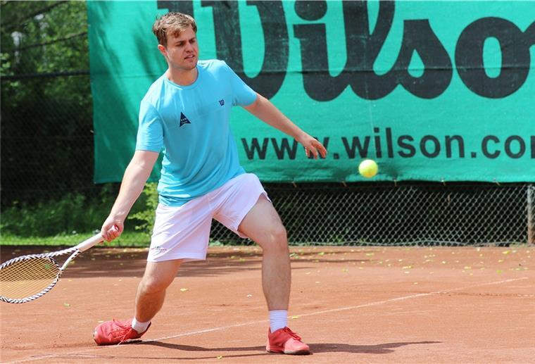 Tennisspieler kämpfen mit ihren Teams wieder um Punkte Nach dreijähriger Wettkampfpause bestritt Peer Waller wieder ein Einzel für den SV Nordenham – gegen einen starken Hannoveraner.