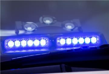 Ein Blaulicht ist unter der Frontscheibe eines Einsatzfahrzeugs der Polizei angebracht. 