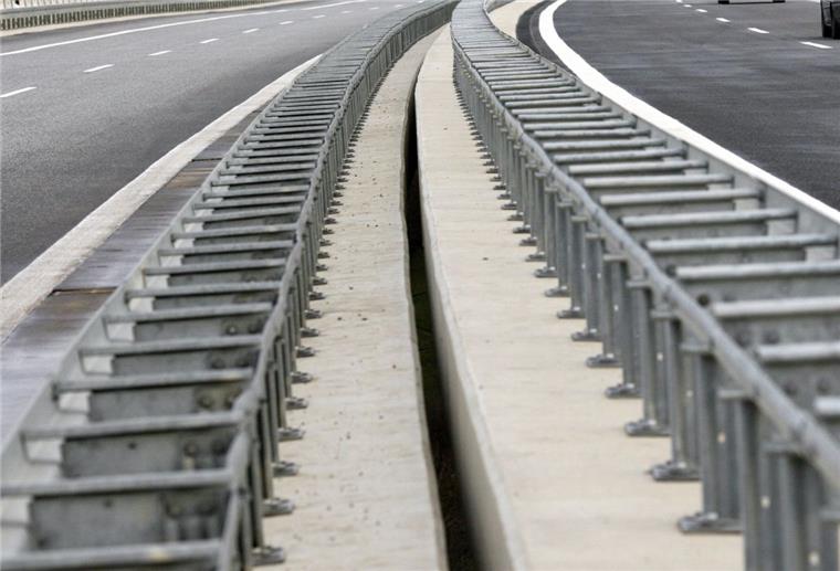 A27 bei Hagen: Ein Verletzter bei Auffahrunfall Nach einem Auffahrunfall auf der A27 bei Hagen gerieten zwei Autos in die Schutzplanken.
