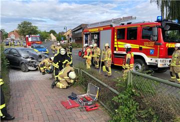 Nach einem Autounfall in Rodenkirchen musste die Feuerwehr Kraftstoff und Öl aufnehmen. 