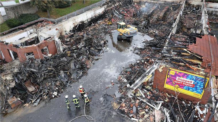 Millionenschaden - Feuer zerstört Supermarkt in Osterode Nach einem Brand in einem Supermarkt in Osterode bleibt nur noch eine Ruine übrig.