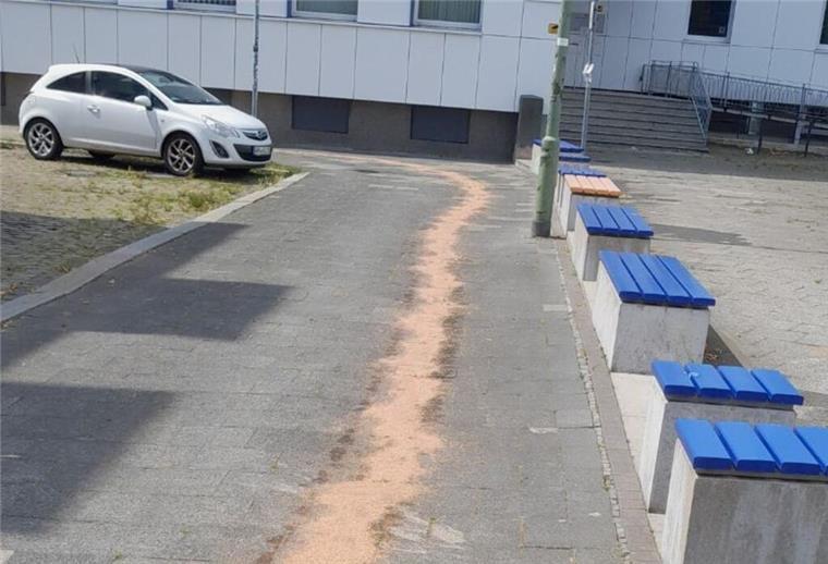 Feuerwehr streut ausgelaufene Flüssigkeiten nach einem Unfall ab. 