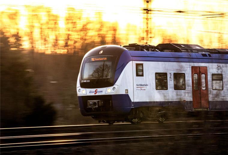 Hitze-Horror bei der Bahn! 48 Fahrgäste sind stundenlang im heißen Zug gefangen Ein Zug der Nordwestbahn (Symbolbild) ist mit ausgefallener Klimaanlage in Höhe Elsfleth liegengeblieben.