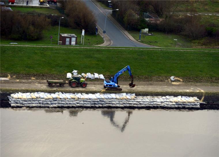 Beim Offshore-Hafen haben wieder die Richter das Wort Die Richter haben das Wort: Nach einem eher läppischen Baubeginn kam der Baustopp für den Offshore-Terminal. Über den muss nun das Oberverwaltungsgericht entscheiden.