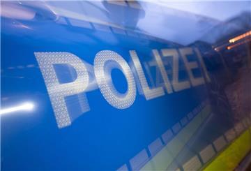 Das Wort Polizei steht auf der Karosserie eines Polizeifahrzeugs. 