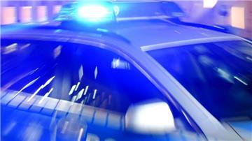 Ein Streifenwagen der Polizei steht mit eingeschaltetem Blaulicht auf der Straße. 