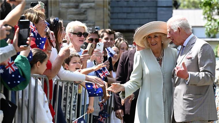 König beginnt Besuch in Australien mit Gottesdienst Nach einem Gottesdienst begrüßte das Paar die Schaulustigen.