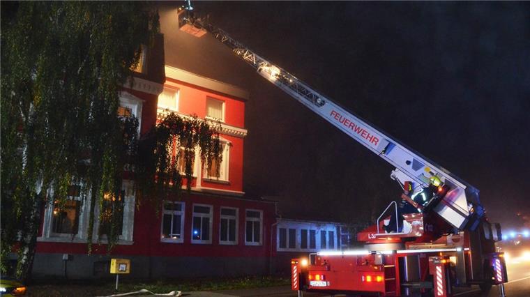 Nach einem Hotelbrand in der Wingst ermittelt die Polizei nun wegen schwerer Brandstiftung. 