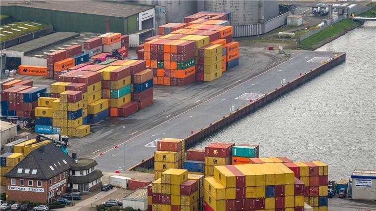 Mehr Platz für große Schiffe – Industriehafen modernisiert Nach einem Jahr Bauzeit ist die neue Kaje fertig.