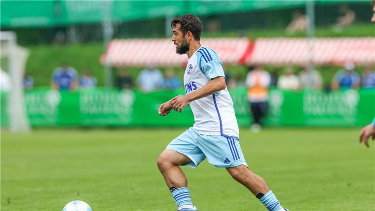 Nach einem Jahr vereinslosigkeit ist Amin Younes jetzt für Schalke 04 wieder am Ball.