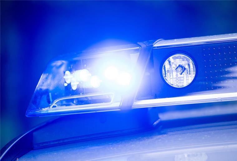  Ein Blaulicht leuchtet an einer Polizeistreife.  Nach einem Messerangriff fahndet die Polizei nach dem flüchtigen Täter.