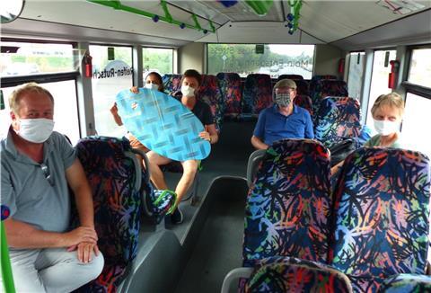 Nach einem Nachmittag am Strand Rückfahrt im Shuttle-Bus mit Oberbürgermeister Uwe Santjer (links): Ihm schilderte die Familie aus Delmenhorst (Sohn und Freundin waren extra aus Basel in der Schweiz angereist), was sie besser machen würde, damit der Park+Ride-Parkplatz auch gefunden wird.