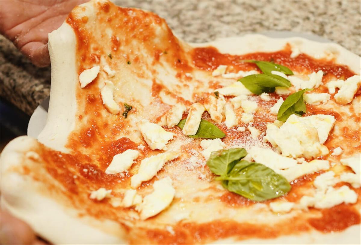 Wer hat denn da den Pizza-Service überfallen? Nach einem Raubüberfall auf einen Pizza-Service in Rotenburg sucht die Polizei nach dem noch unbekannten Täter.