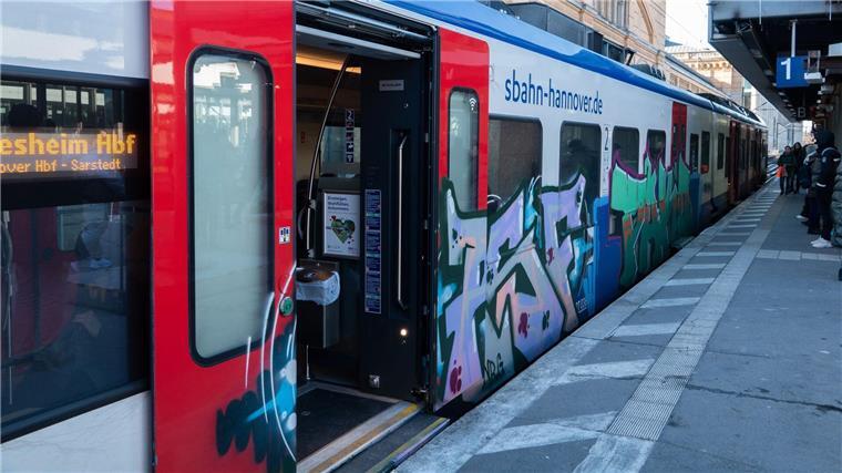 Oberleitungsschaden sorgt für Ausfälle der S-Bahn Hannover Nach einem Schaden an einer Bahnstrecke gibt es bei der S-Bahn Hannover viele Störungen. (Symbolbild)
