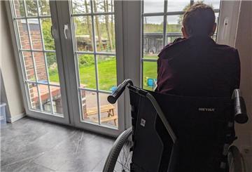 Siglinde R. sitzt seit einem schlimmen Busunfall in Bremerhaven im Rollstuhl.