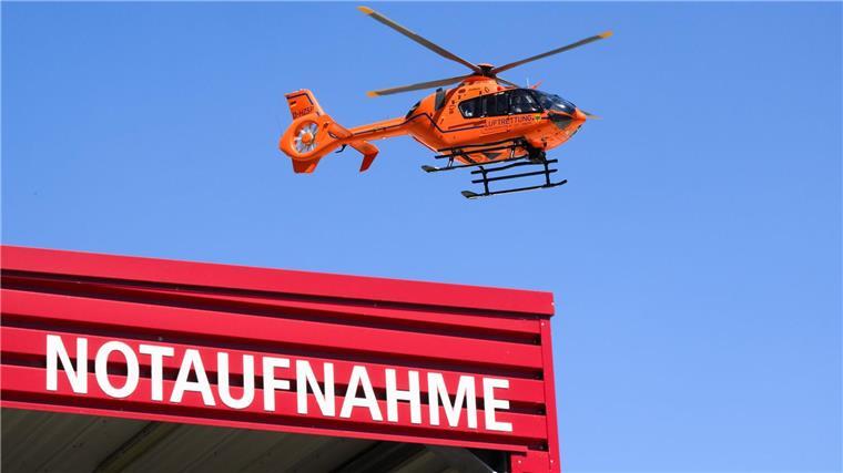 Auto prallt gegen Roller - Mann lebensgefährlich verletzt Nach einem schweren Unfall im Kreis Emsland ist ein Mann mit dem Hubschrauber ins Krankenhaus gebracht worden. (Symbolbild)