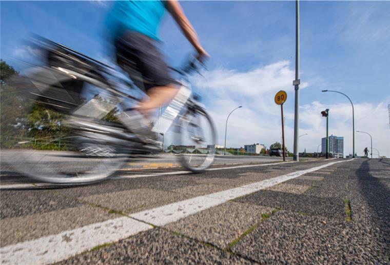 Nach einem Stoß verletzte sich eine Radfahrerin an beiden Beinen.