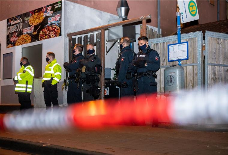 Nach einem Tötungsdelikt in Celle hat die Polizei am Montagabend Anwohner gebeten, in ihren Wohnungen zu bleiben.