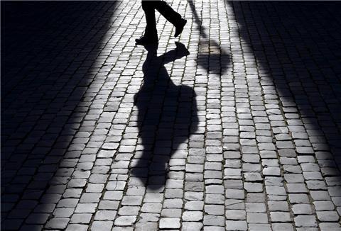Nach einem Übergriff in Rodenkirchen sucht die Polizei nach Zeugen.