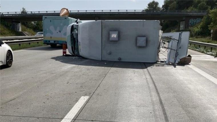 Ein Wohnmobil liegt auf der Autobahn quer zur Fahrbahn.